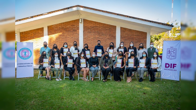 Egresan del Centro de Rehabilitación y Educación Especial, profesionistas en Terapia Física 