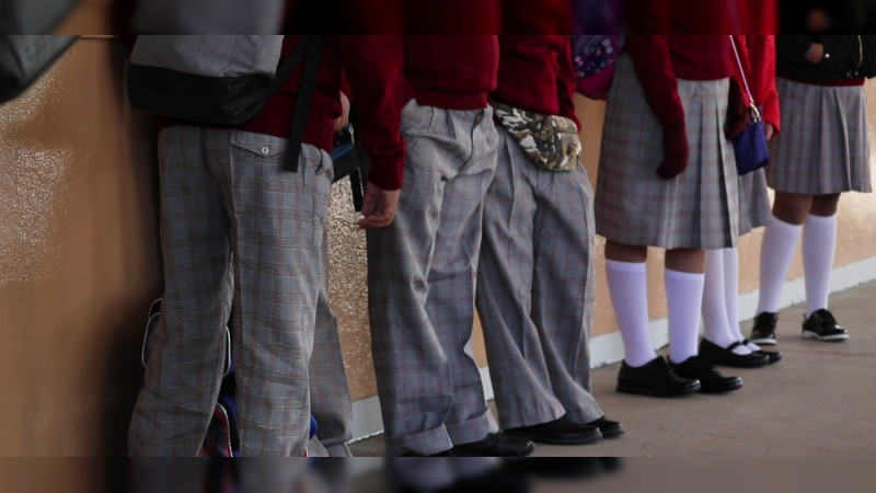 Tras regreso a las aulas, registran 370 casos de covid en escuelas de Michoacán 