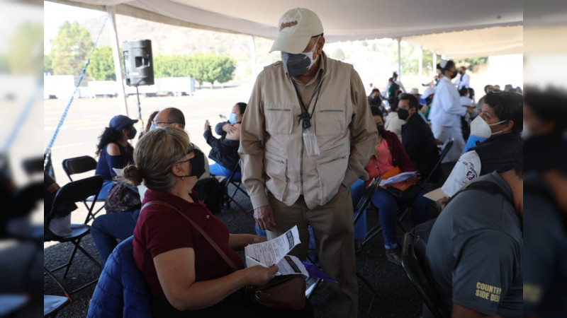 Concluye con éxito la vacunación de refuerzo de docentes en Michoacán