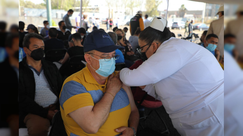 Concluye con éxito la vacunación de refuerzo de docentes en Michoacán