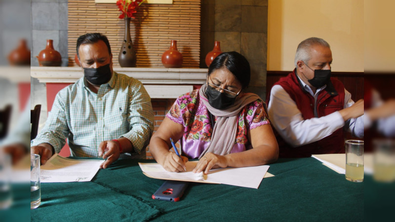 Julio Arreola firma acuerdos de colaboración con asociaciones indígenas y migrantes 