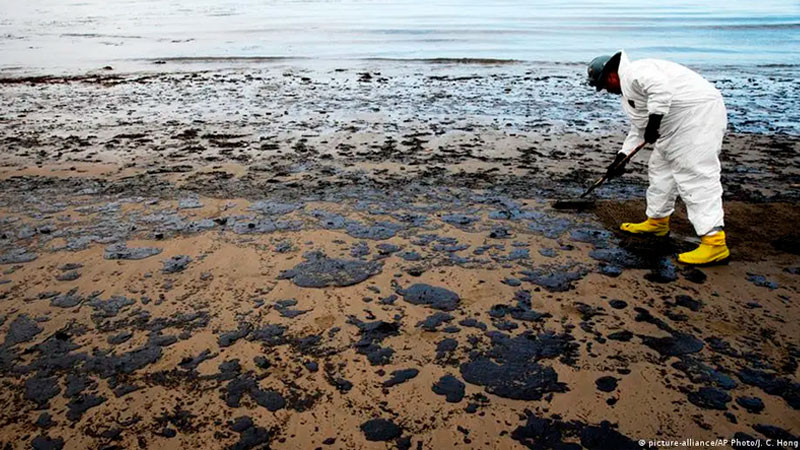 Marea alta ocasiona derrame de petróleo en la costa de Lima 