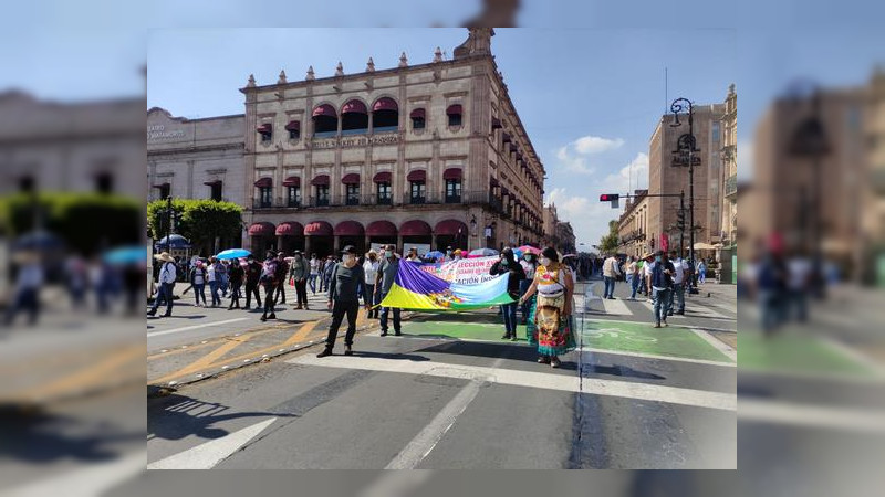 Con marcha exigen destitución de directivo de educación indígena de la SEE Michoacán