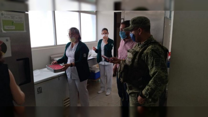 En helicóptero se traslado el biológico anti COVID-19 a Coalcomán, Michoacán