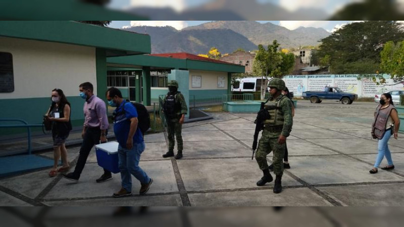 En helicóptero se traslado el biológico anti COVID-19 a Coalcomán, Michoacán