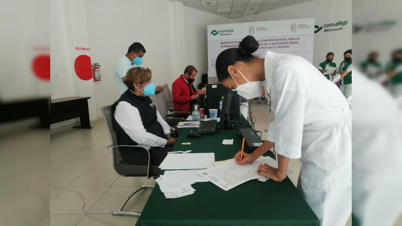 Entrega Conalep plazas de servicio social para egresados de Enfermería 
