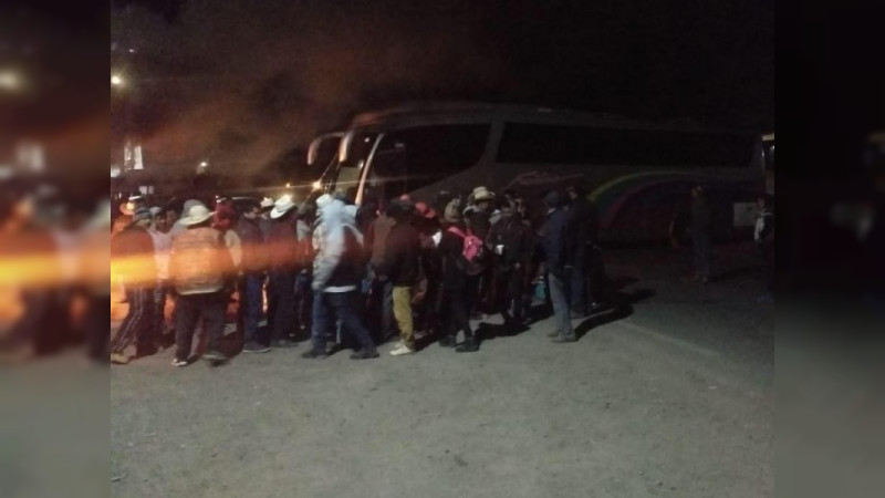 Comuneros bloquean la carretera Morelia – Zacapu, luego de confrontación en oficinas estatales: Trasciende quema de vehículos 