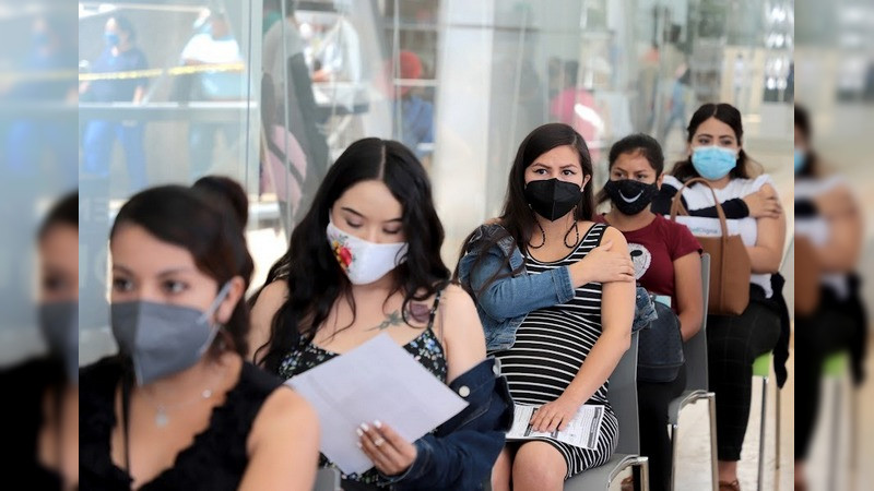 Mujeres uruapenses embrazadas son invitadas a acudir a vacunarse en contra del Covid.19  