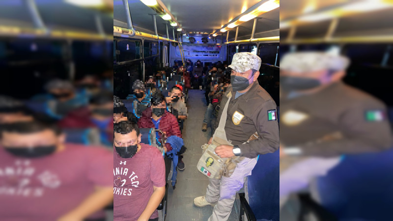 Rescatan en Oaxaca a 200 migrantes en dos autobuses 