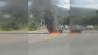 Maestros del SNTE prenden fuego a patrulla de la Policía Municipal de Purepero tras bloqueo de carretera 