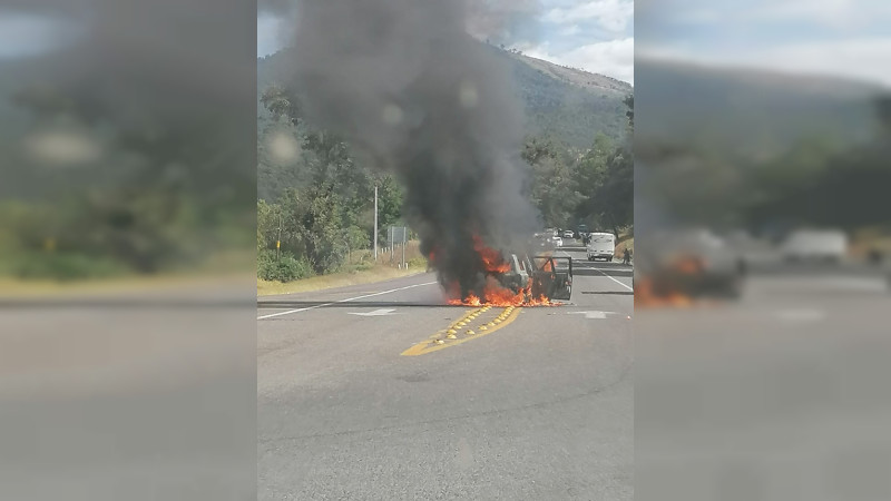 Maestros del SNTE prenden fuego a patrulla de la Policía Municipal de Purepero tras bloqueo de carretera 