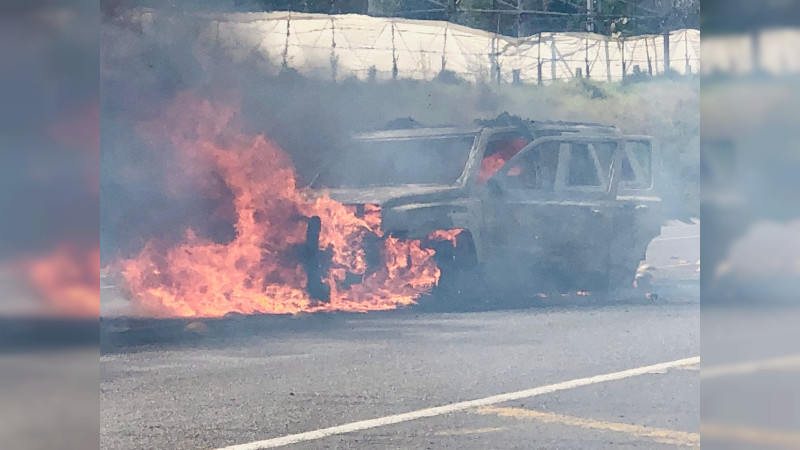 Maestros del SNTE prenden fuego a patrulla de la Policía Municipal de Purepero tras bloqueo de carretera 