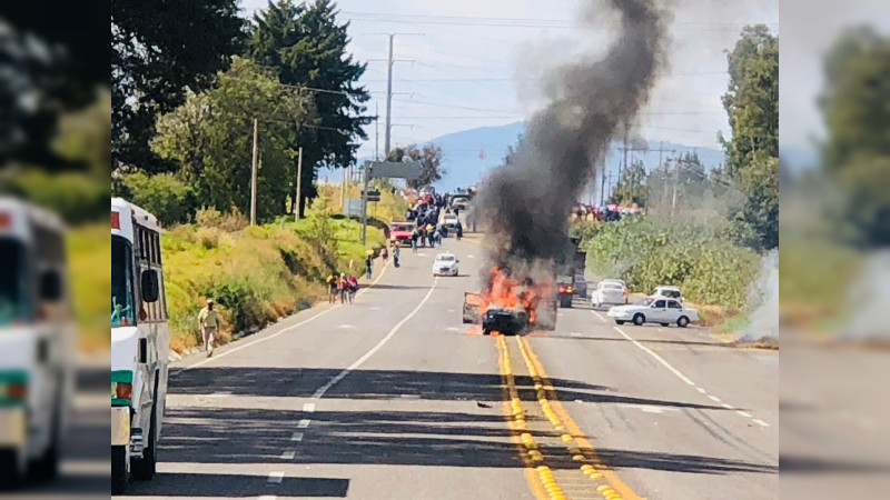 Maestros del SNTE prenden fuego a patrulla de la Policía Municipal de Purepero tras bloqueo de carretera 