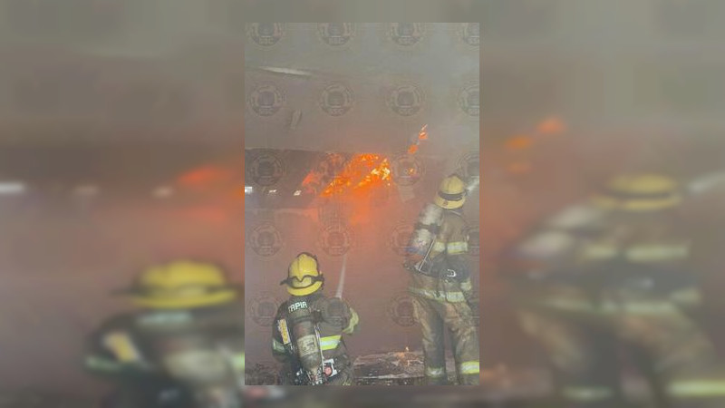 Se registra incendio que afecto a tres inmuebles en Rosarito, BC; solo hubo daños materiales