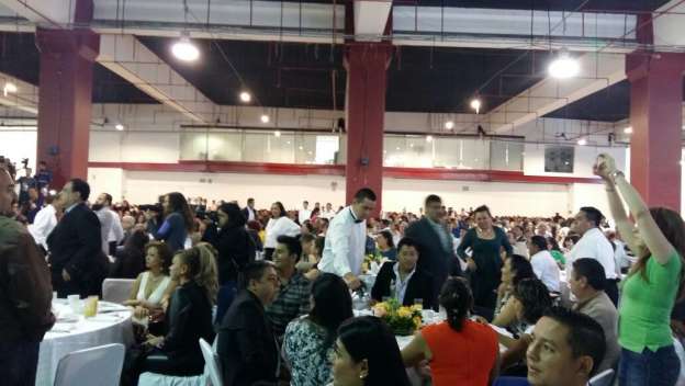 Entre rechiflas, celebran el Día del Maestro Michoacano 