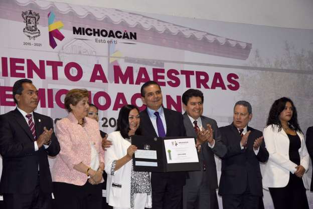 Gobernador entregó reconocimientos a mil 780 docentes por 30, 40 y 50 años de servicio 