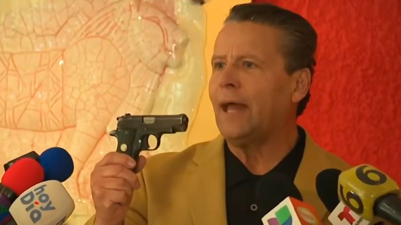 Alfredo Adame muestra su colección de armas; asegura cuenta con permisos 