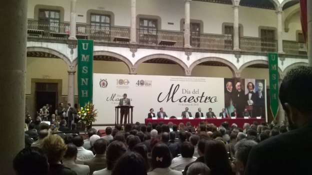 Gracias a los profesores, la Universidad Michoacan avanza para ser llamada a ser de las mejores del país: Medardo Serna 