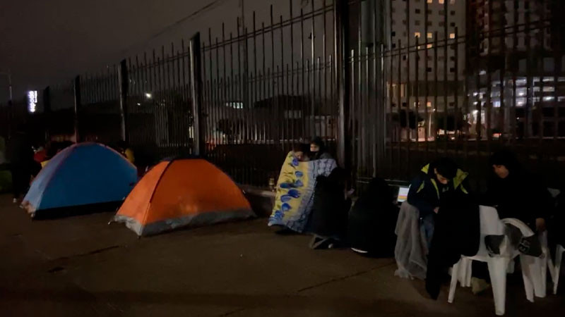 Jóvenes acampan para alcanzar boletos de Bad Bunny en Monterrey; la venta inicia el miércoles 