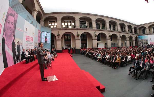 Maestros destacados reciben aumento salarial del 35%, resalta Nuño Mayer - Foto 1 