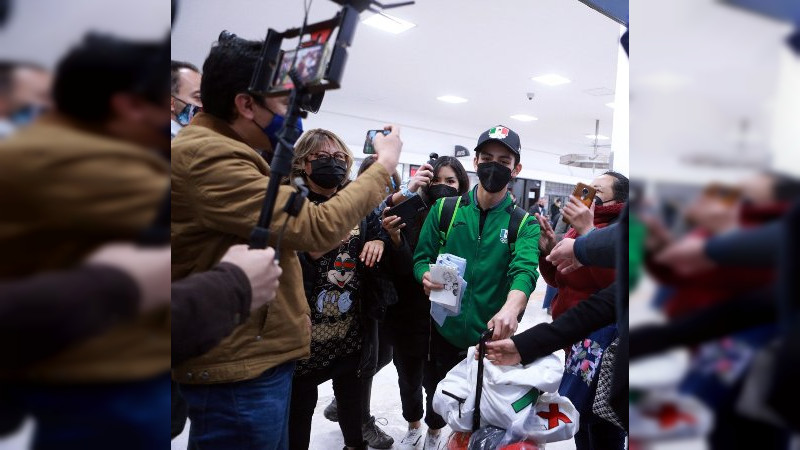 Donovan Carrillo es recibido como héroe en el AICM 
