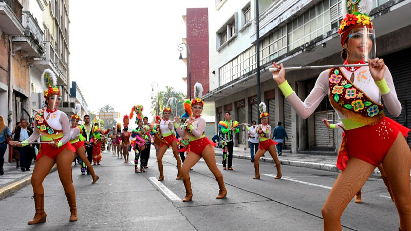 Voladores de Papantla reclaman un mal uso de su vestimenta en presentación de Carnaval de Veracruz 