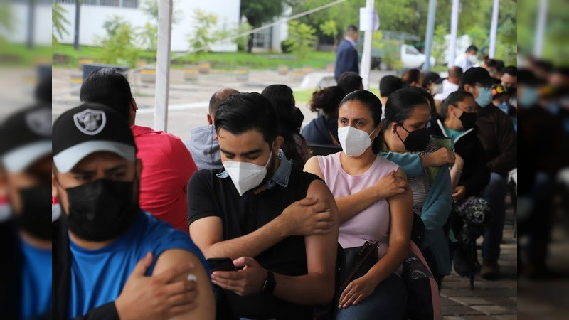 Se ha aplicado mas de 800 mil vacunas anti Covid-19 a la población de 30 a 39 años  