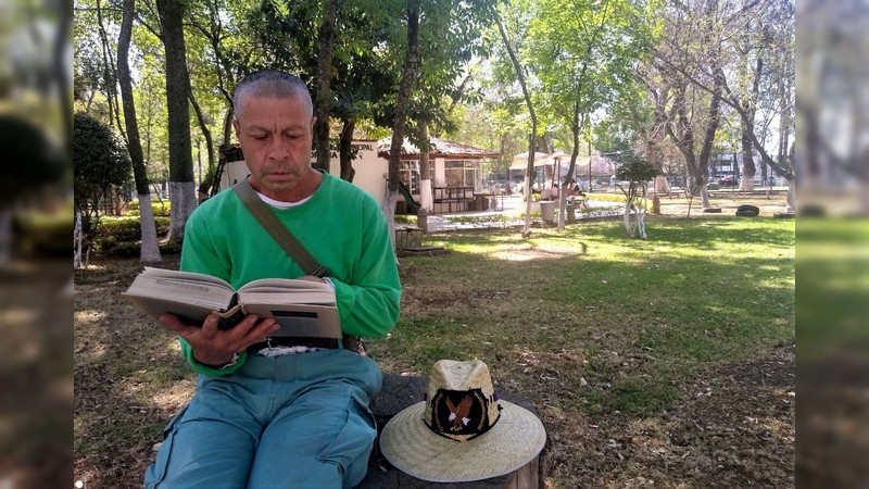 Jorge Álvarez Ayala, un lector voraz que gusta leer a Octavio Paz en la Bibliotequita del Bosque 