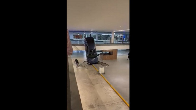 Vehículo cae de segundo piso en plaza comercial de Metepec