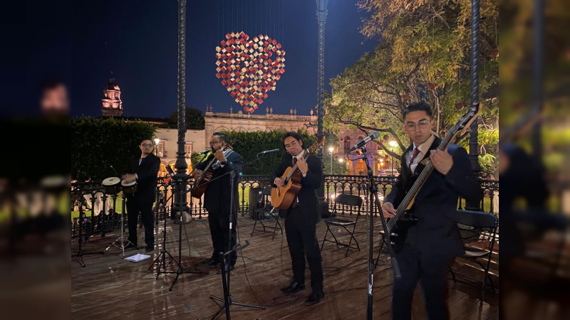El romanticismo del bolero, se apropió de la Plaza de Armas de Morelia con la SeCultura 