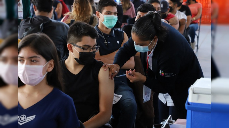 Vacunación de refuerzo anti covid-19 para jóvenes de 18 a 29 años inicia en Coalcomán  