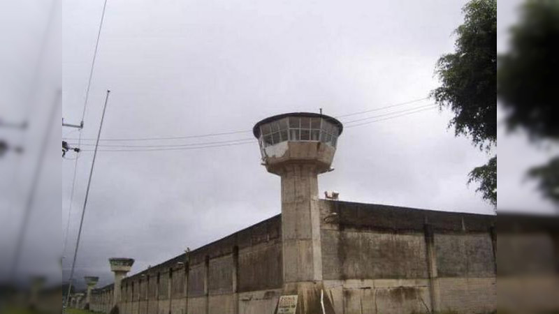 Detienen a sujeto con droga y teléfonos en el Cereso de Uruapan, Michoacán 
