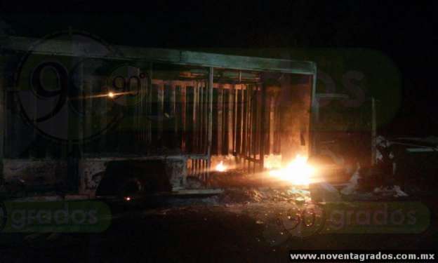 Habitantes de Nahuatzen queman camión y camioneta  - Foto 1 