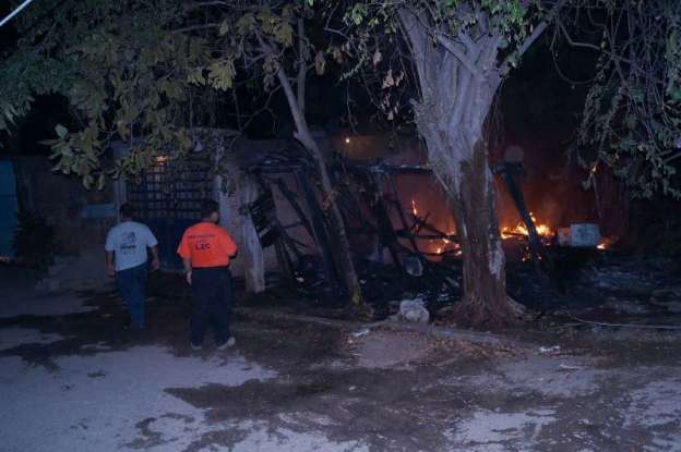 Sujetos incendian vivienda en Lázaro Cárdenas, Michoacán - Foto 2 