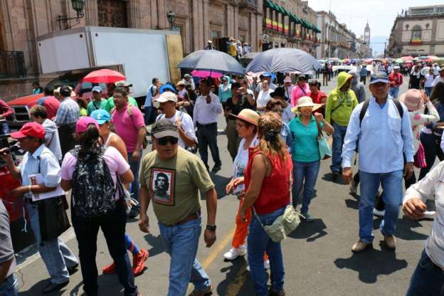 Maestros concentrados en el primer cuadro de la ciudad  - Foto 1 