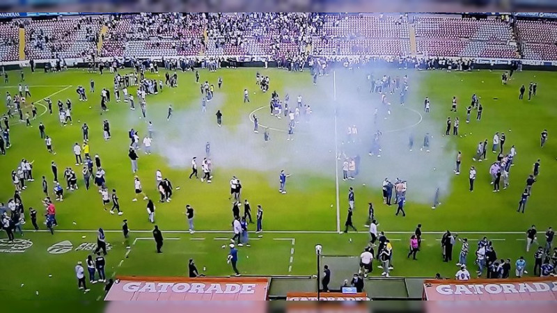 Partido Querétaro vs Atlas se suspendió por encuentro violento entre porras en estadio 