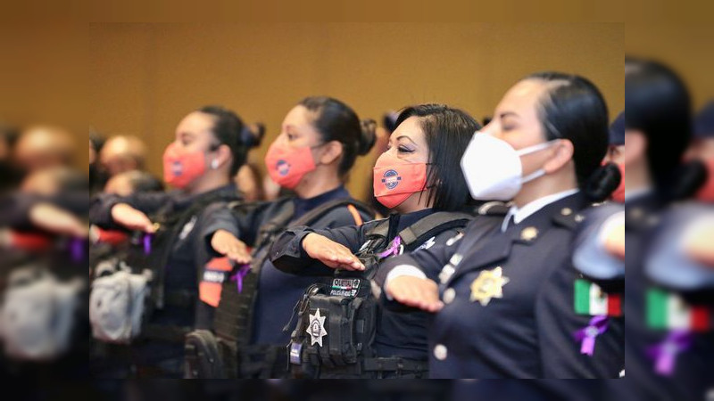 Entrega el gobernador Alfredo Ramírez Bedolla, reconocimientos a mujeres policía comprometidas por un Michoacán más justo