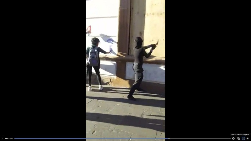 Derriban feministas valla de Palacio de Gobierno en Morelia; pintas y vidrios rotos deja marcha del 8M