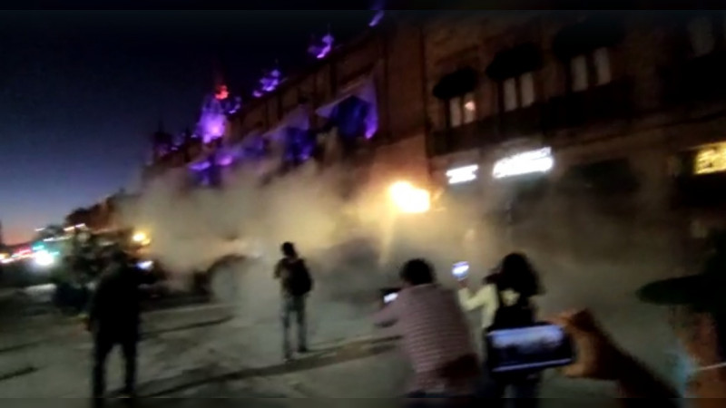 Confrontaciones entre feministas y Policía Estatal, frente a Palacio de Gobierno 