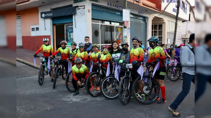 Hombres y mujeres de todas las edades, participan en el recorrido, Ruta de la Mujer