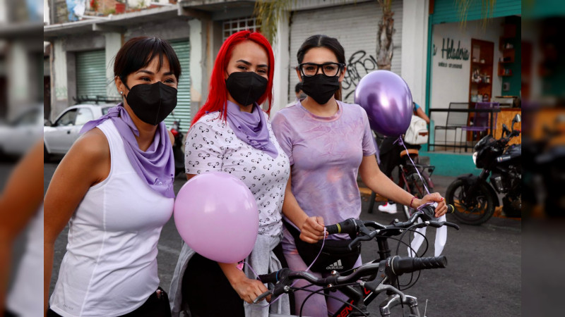 Hombres y mujeres de todas las edades, participan en el recorrido, Ruta de la Mujer