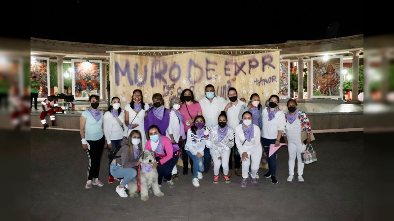 Hombres y mujeres de todas las edades, participan en el recorrido, Ruta de la Mujer