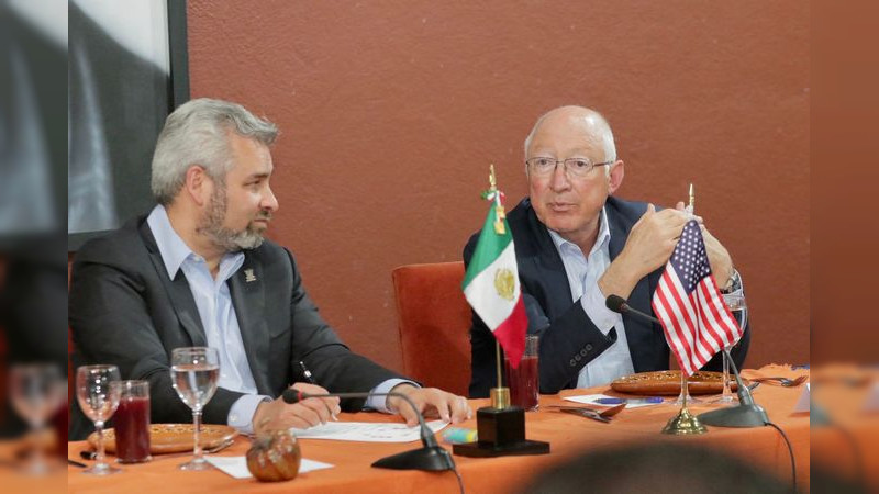 Expone Alfredo Ramírez potencial económico de Michoacán al embajador Ken Salazar de EU en México
