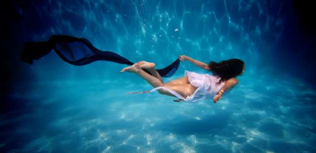 Durante sesión de fotos, modelo pierde la vida bajo el mar  