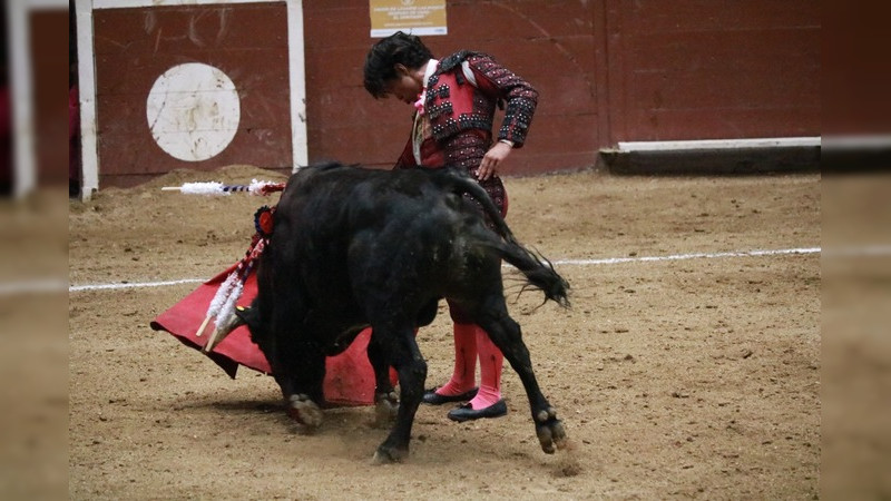 Triunfos de Mirafuentes De Anda y Paco De la Peña en la segunda novillada de JJ Taurinos, en Morelia, Michoacán
