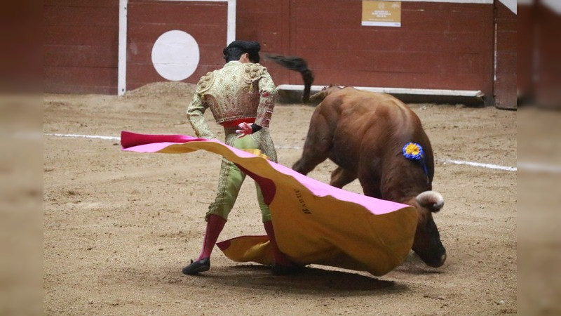 Triunfos de Mirafuentes De Anda y Paco De la Peña en la segunda novillada de JJ Taurinos, en Morelia, Michoacán