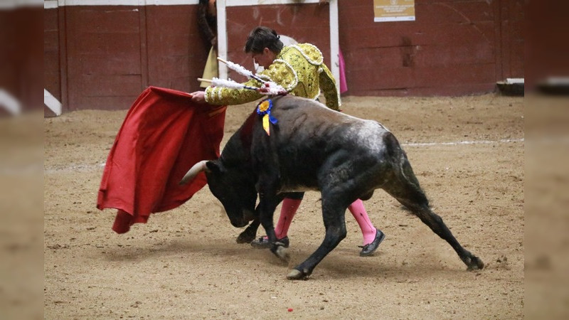 Triunfos de Mirafuentes De Anda y Paco De la Peña en la segunda novillada de JJ Taurinos, en Morelia, Michoacán