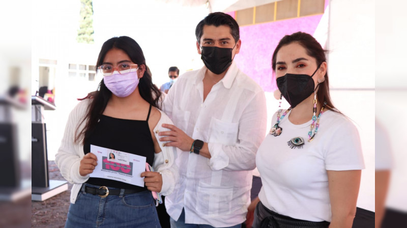 Reciben 200 estudiantes foráneos tarjetas para descuento en transporte en Zitácuaro