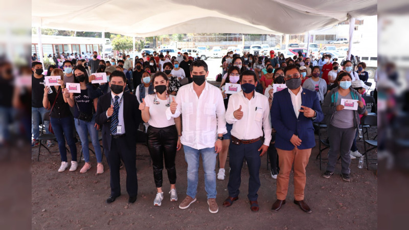 Reciben 200 estudiantes foráneos tarjetas para descuento en transporte en Zitácuaro