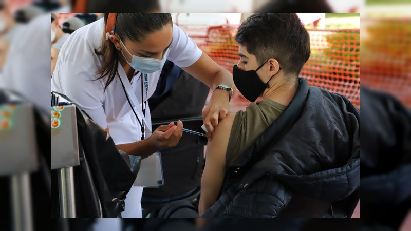 Continúa vacunación de refuerzo anti COVID-19, en Michoacán